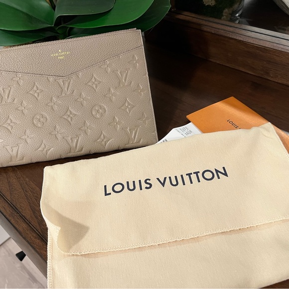 Louis Vuitton pouch - Picture 12 of 15